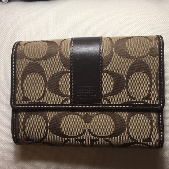 Coach Wallet in Signature Pattern - Picture 2 of 7